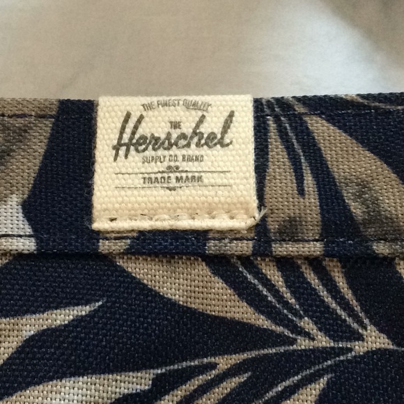 Herchel Tote Bamfield Mid - Picture 6 of 10